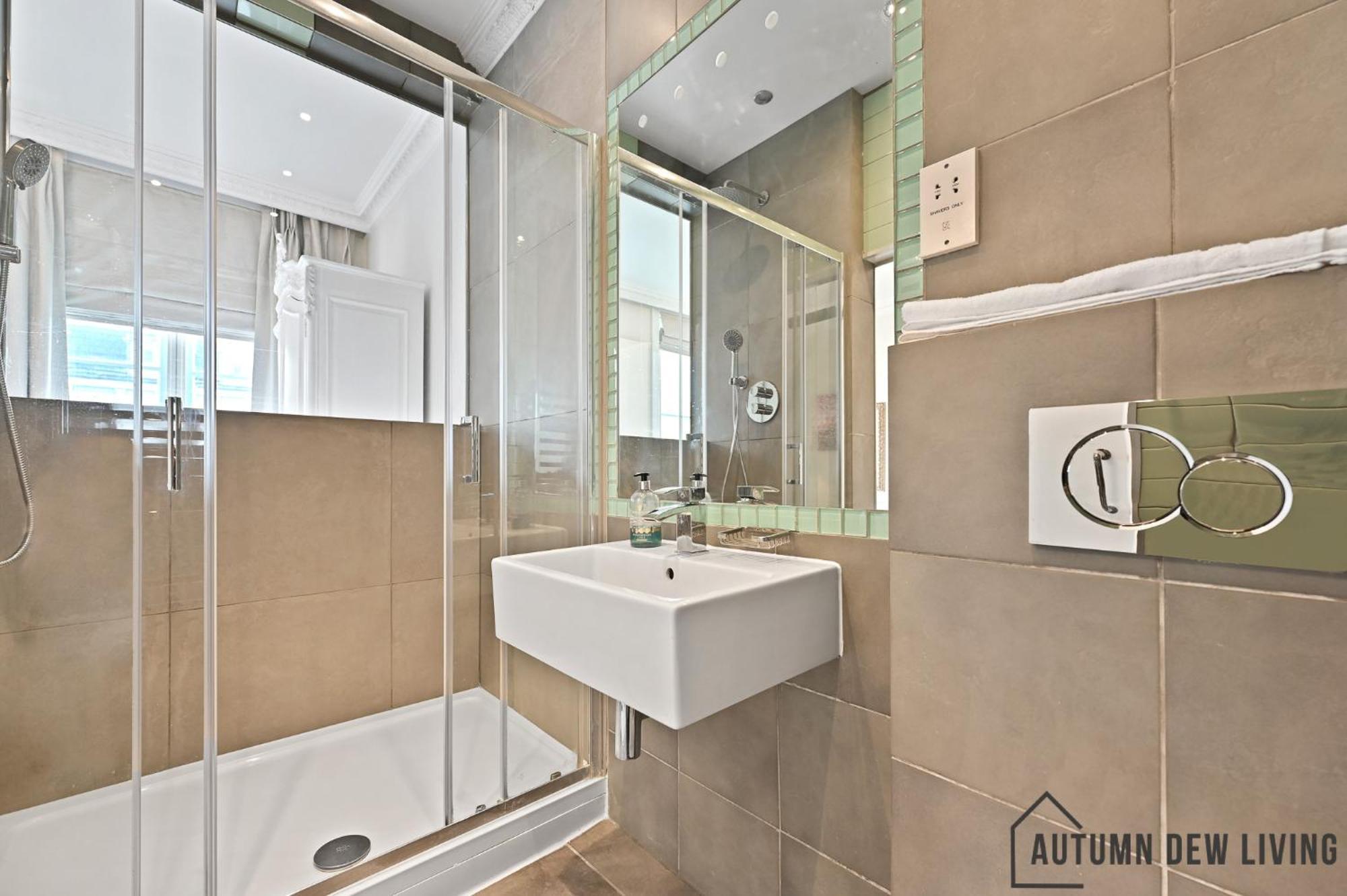 Beautiful 2 King Size Beds 2 Bath- Sleeps 5 In Earls Court Apartment ลอนดอน ภายนอก รูปภาพ